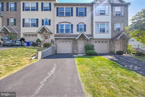 410 Carriage Ln #410, Red Lion, PA 17356