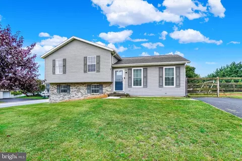 131 Switchpoint Dr, Stewartstown, PA 17363