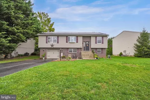 3009 Solar Dr, Dover, PA 17315