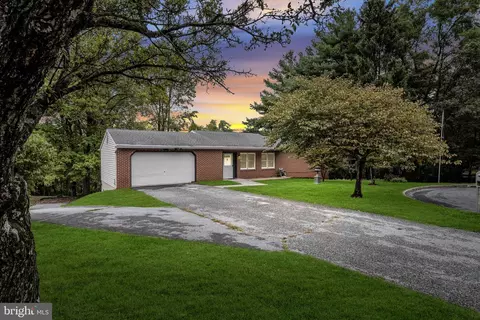 693 Julie Ct, Mechanicsburg, PA 17055