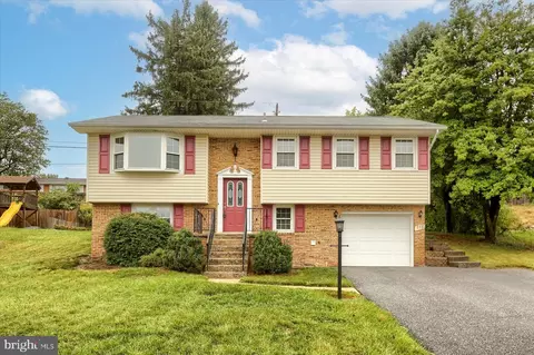 111 Greenwood Dr, New Cumberland, PA 17070