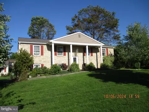 1334 Greenbriar Rd, York, PA 17404
