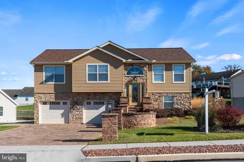 27 Lexington Dr, Hanover, PA 17331