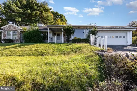 6 Crescent Dr, New Cumberland, PA 17070