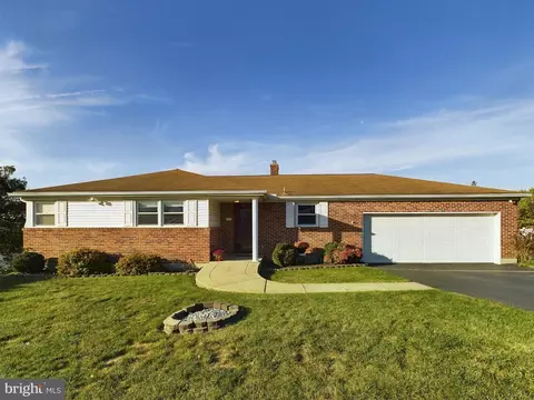 2457 Eastwood Dr, York, PA 17402