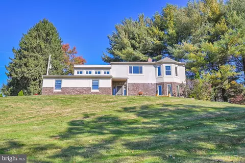 4465 Starview Rd, Mount Wolf, PA 17347