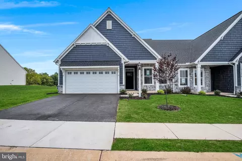 911 Shadowbrooke Dr, Dover, PA 17315