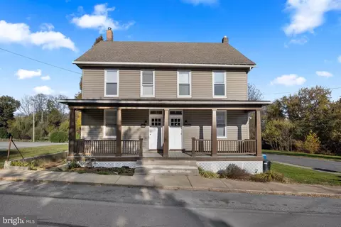 886 E 890 E Market St, Mount Wolf, PA 17347