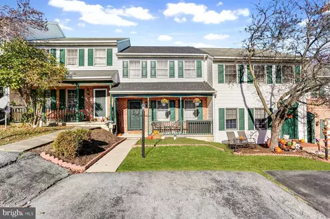 2565 Woodmont Dr, York, PA 17404