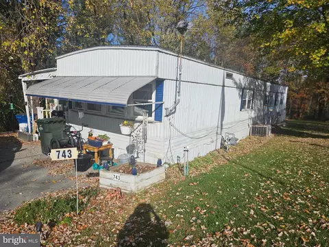 743 Lake Dr, Mount Wolf, PA 17347