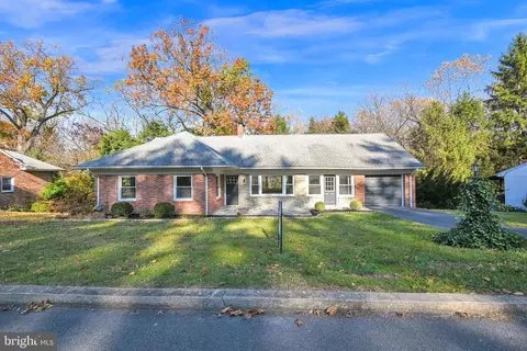 1523 Old Farm Ln, York, PA 17403