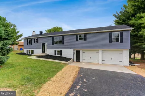 2162 Oakwood Dr, Hanover, PA 17331