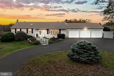 5125 Pine View Dr, Glen Rock, PA 17327