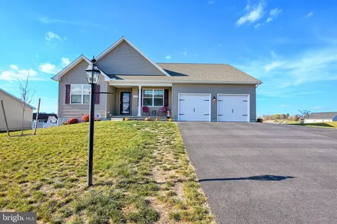 215 Farm House Ln, York, PA 17408
