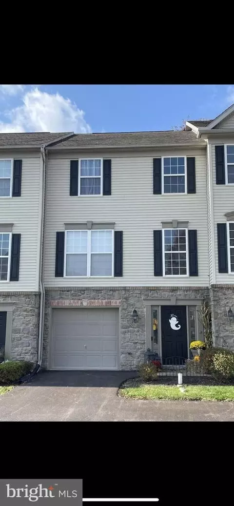 2760 Hunters Crest Dr #5, York, PA 17402