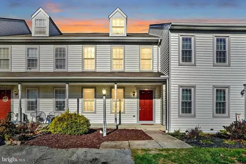 2773 Woodmont Dr, York, PA 17404