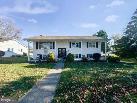4086 Robinhood Dr, York, PA 17408
