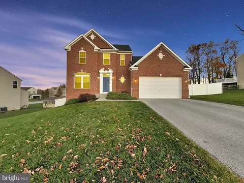80 Saint Georgia Dr, Hanover, PA 17331