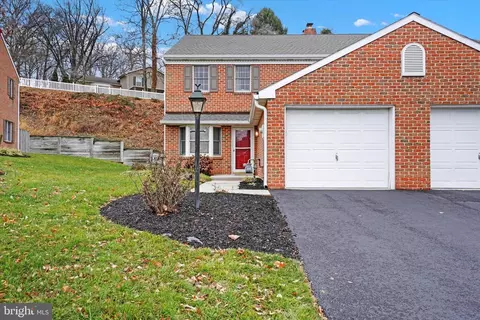 245 Wyntre Brooke Dr #4, York, PA 17403