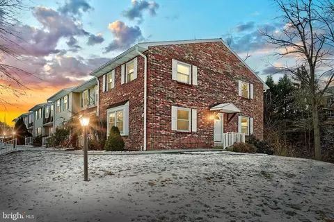 62 Fox Run Dr, York, PA 17403