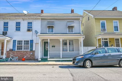 71 S Water St, Spring Grove, PA 17362