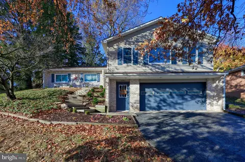 1542 Bonbar Rd, York, PA 17403