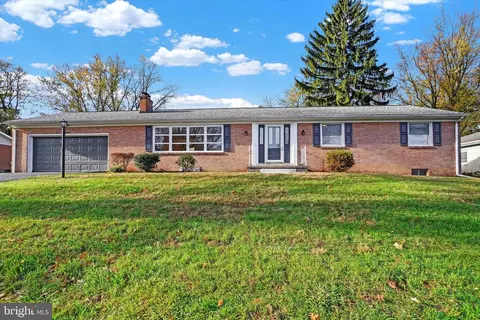 250 N Lynbrook Dr N, York, PA 17402