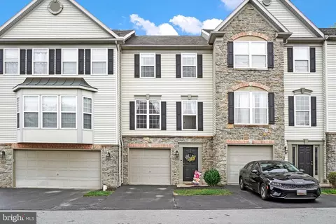 2766 Hunters Crest Dr #2, York, PA 17402
