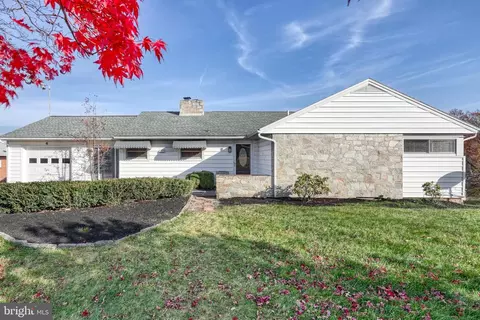 4 Vista Dr, New Cumberland, PA 17070