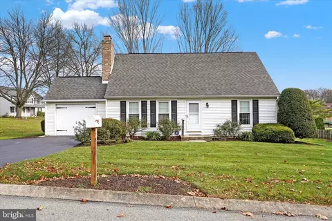 15 Deerfield Ln, York, PA 17403