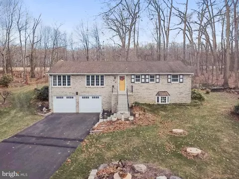 2373 Graydon Rd, Glen Rock, PA 17327