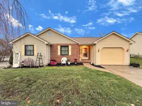 99 Lion Dr, Hanover, PA 17331