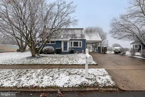 135 Oakleigh Dr, York, PA 17402