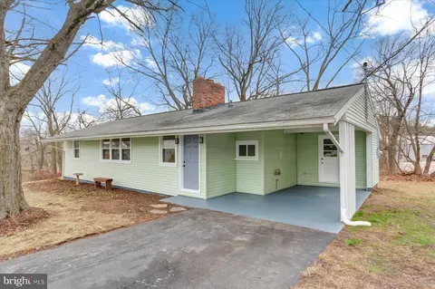4 Memory Ln, York, PA 17402