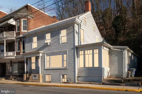 37 Main St, Glen Rock, PA 17327