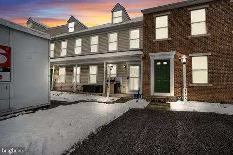 2787 Woodmont Dr, York, PA 17404
