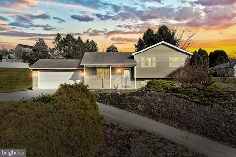 202 Lartry Dr, Red Lion, PA 17356