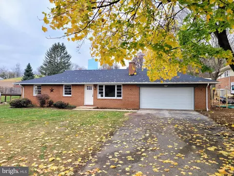 165 W Hanover St, Spring Grove, PA 17362
