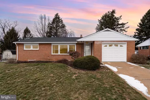1765 Sagamore Dr, York, PA 17406