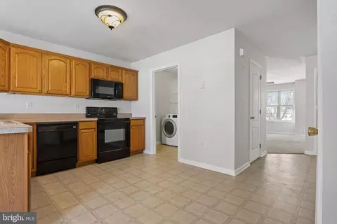 Entry Way - 681 E Walnut St, Hanover, PA 17331 photo 4 of 8