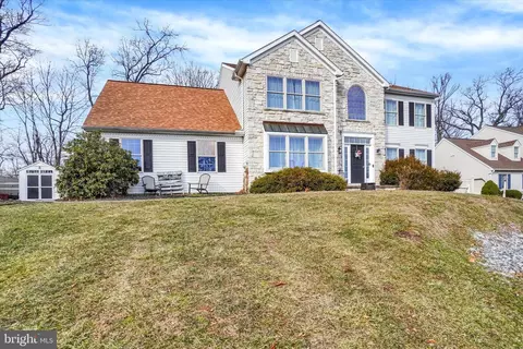 979 Castle Pond Dr, York, PA 17402