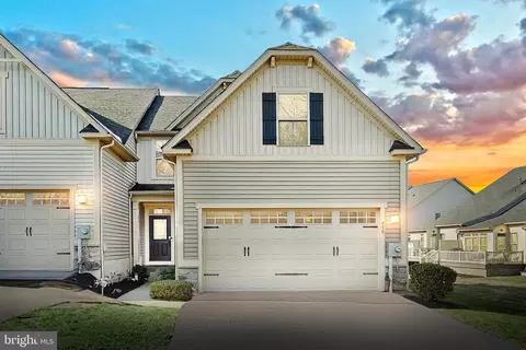 930 Fieldbrook Cir #25, York, PA 17403