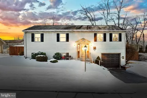 63 Lion Dr, Hanover, PA 17331