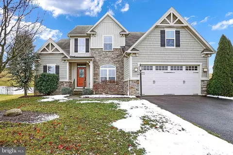 825 Lake Redman Ct, Seven Valleys, PA 17360