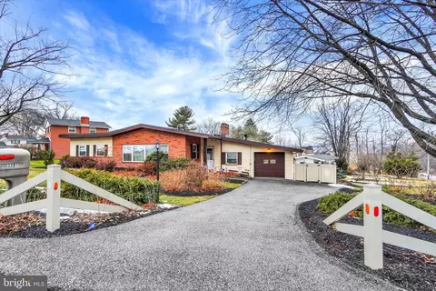 3291 Lynwood Ln, York, PA 17402