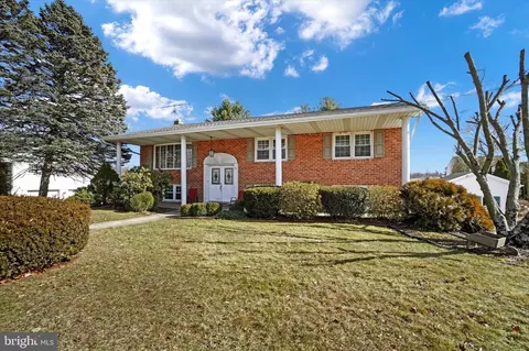 4090 Robinhood Dr, York, PA 17408