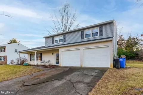 10 Homestead Ln, Camp Hill, PA 17011