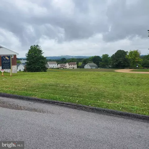 11 W Crestlyn Dr, York, PA 17402