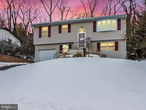 81 Pleasantview Ter, New Cumberland, PA 17070