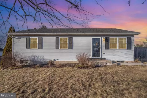 1892 Red Wing Ln, Dover, PA 17315